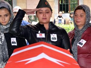 Ablası Şehidi Asker Selamıyla Uğurladı