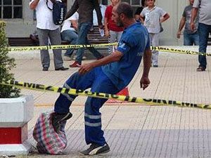 Bomba Paketine Tekme Attı
