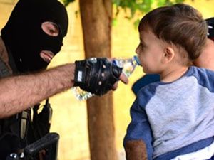 Özel Harekat Polisi Küçük Çocuğa Eliyle Su İçirdi