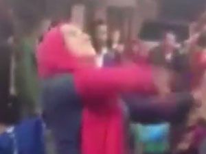 Başörtülü Kadın Dansıyla Utandırdı!