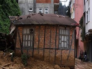 Trabzon'da Bir Ev 3 Metre Yürüdü