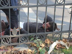 Polisten Kaçan Eylemci Demir Bariyerlere Saplandı