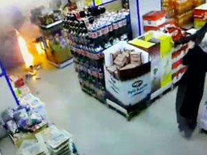 PKK Yandaşları Markete Bomba Attı