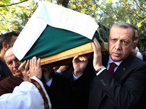 Cumhurbaşkanı Erdoğan Tabuta Omuz Verdi