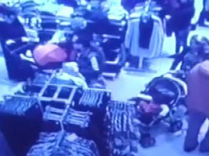 Kadın Hırsızlar Güvenlik Kamerasında