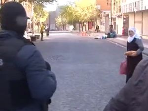 Polis Vatandaşlara Ekmek Dağıttı