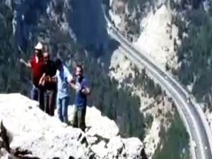 Uçurumun Kenarında Çiftetelli Oynadılar