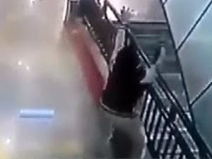 Düşen Çocuğu Havada Yakaladı!