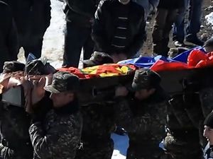 Ermeni Askerini PKK Bayrağına Sardılar