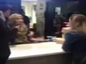 Restoranda Başörtülü İşçiye Irkçı Saldırı