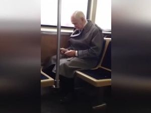 Yaşlı Adamın Akıllı Telefonla İmtihanı