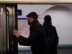 Paris Metrosu Yolcularına Muavinlik Yapan Türk!