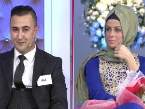 Başörtülüleri Şimdi De Seda Sayan Malzeme Yaptı