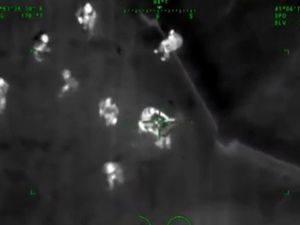 Polise Molotofla Saldıranlar Kamerada