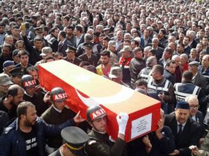 Şehit Kürtçe Ağıtlarla Son Yolculuğuna Uğurlandı