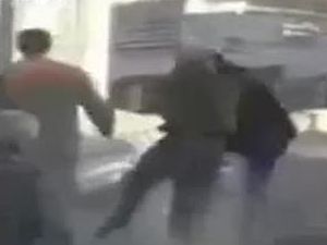 İsrail Askerleri Yaşlı Adamı Böyle Dövdü