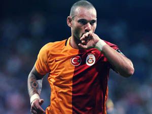 Sneijder Türk Bayrağını Öptü!