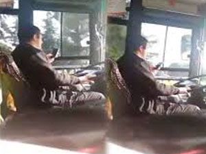 Telefonla oynayan otobüs şoförü