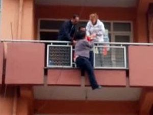 Balkondan atlarken son anda böyle kurtarıldı