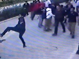 Liselilerin döner bıçaklı kavgası güvenlik kamerasında