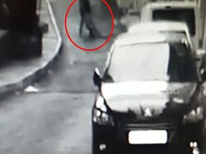 Bonzaiden ölen arkadaşını böyle sürükledi!