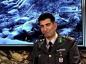 Şehidi anlatırken hem ağladı hem ağlattı