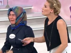 Tarkan'ı öpüp başına koydu