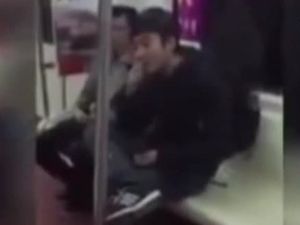 Metroda çekirdek kabuklarını yere atan gence çekiçli saldırı