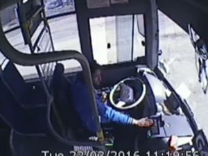 Askeri aracın otobüse çarpma anı kamerada