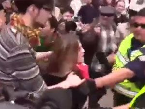 ABD'de Türk bayraklı kadını darp ettiler!