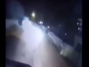 Van'da polis aracına bombalı saldırı anı kamerada