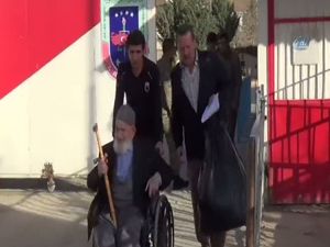 Eşine bastonla vuran dede tahliye oldu