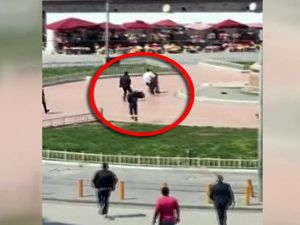 Taksim'de silahlı şahıs paniği kamerada