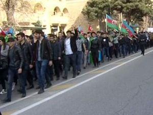 Azerbaycan’da gençler askere destek için sokaklarda