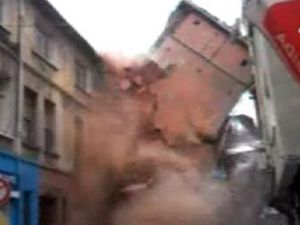İstanbul'da 5 katlı binanın çökme anı kamerada