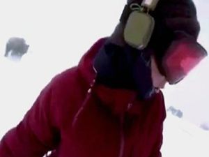 Müzik dinleyerek kayak yapan kızı ayı kovaladı