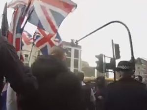 Irkçılar Londra'da camiye saldırdı