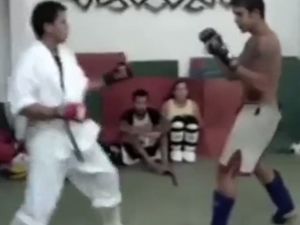 Karate hocasını fena dövdü!