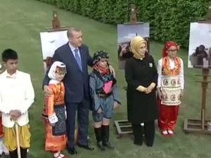 Cumhurbaşkanı Erdoğan çocuklarla ağaç dikti