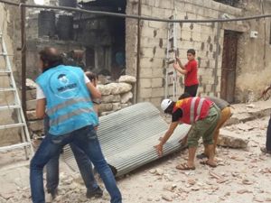 Türkler Halep’te yardım dağıtırken bomba yağdı