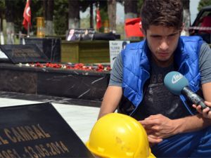 Baretiyle babasının mezarını ziyerete gitti