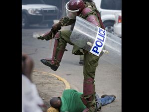 Acımasız polis protestocunun kafasını ezdi!