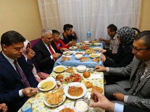 Başbakan gecekonduda iftar sofrasına konuk oldu