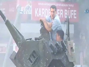 Tankın içinde mahsur kalan askeri polis kurtardı!