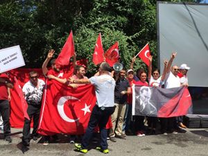 Gülen'in evinin karşısında "Demokrasi ve Şehitler Mitingi" için dev ekran kuruldu