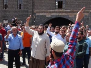 Diyarbakır'da Cuma namazında büyük provokasyon!