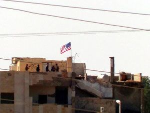 PYD'li teröristler ABD bayrağı için nöbet tutuyor