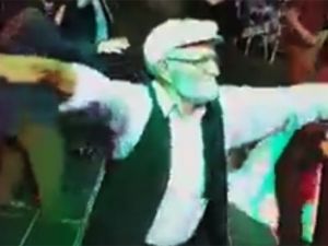 80'lik dedenin düğündeki dansı sosyal medyayı salladı