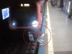 Metro istasyonundaki intihar saniye saniye görüntülendi