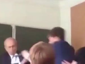 Öğretmene derste yumruklu saldırı